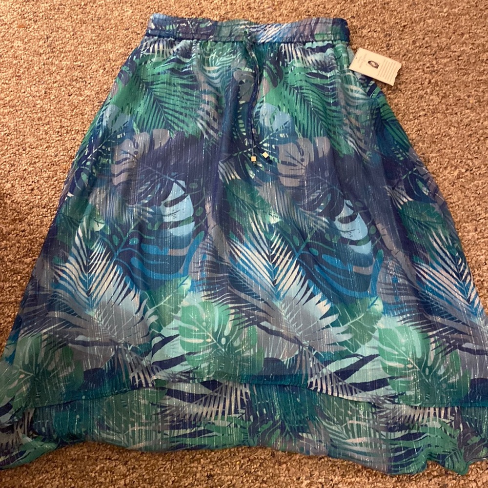 Tropical themed woman’s skirt. Medium size with tags.